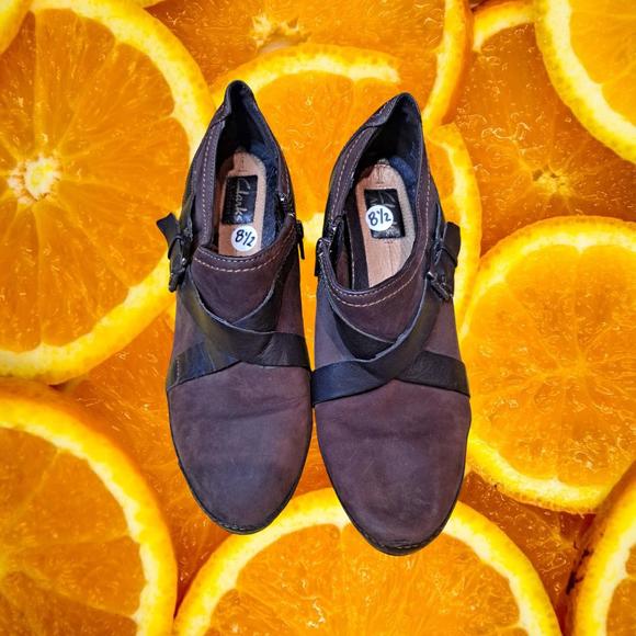 Clarks Artisan Brown and Black Ankle Boots with‎ Buckle and Zipper Size 8.5 - Picture 2 of 6